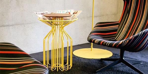 The Amarant side table, the marriage of a magazine holder with a side table, comes in 4 different colours: white, yellow, champagne and black. 